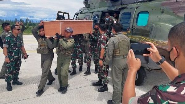 Evakuasi Tiga Jenazah Prajurit TNI yang Tewas Akibat Tertembak Kelompok Sipil Bersenjata di Papua