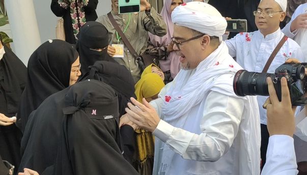 Bahagianya Habib Rizieq Sampai Rumah Disambut Istri, Anak dan Menantu