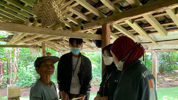 Sosisalisasikan Pencegahan COVID-19: KKN Reguler 88 UAD Bagikan Masker dan Hand sanitizer Untuk Warga Ngroto, Gerbosari, Kulon Progo