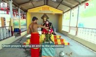 Pendeta di India Berdoa ke Dewi Corona Sambil Mandikan Susu dan Kunyit