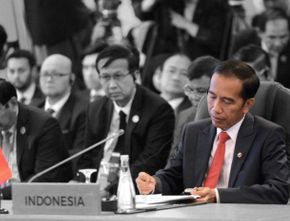 Jokowi Naikkan Harga BBM saat Tingkat Kepuasan Rakyat Tinggi, Burhanuddin Muhtadi: “Presiden Cerdik”
