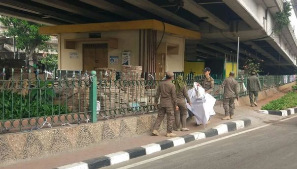 Satpol PP DKI Jakarta Copot Lebih dari 4 Ribu Spanduk Politik Selama Bulan Juni