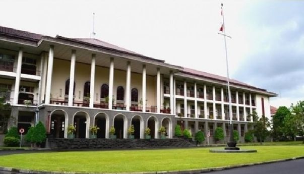 Berita Hari Ini: Guru Besar Positif Covid-19, UGM Minta Semua yang Sudah Berinteraksi Diperiksa
