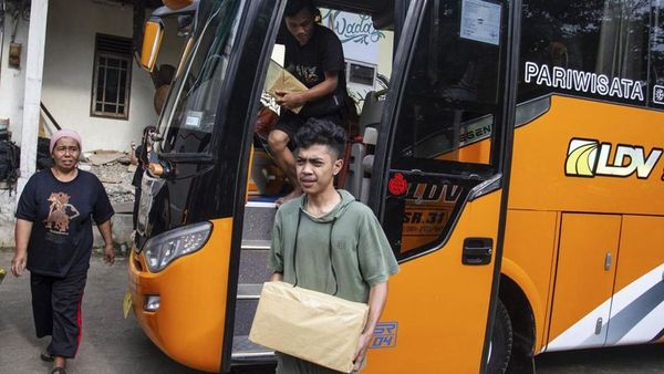 Ganjar Sewa 2 Bus Bawa Pulang Warga Wadas dari Polres Plus Kasi Bingkisan, Upaya Baikan?