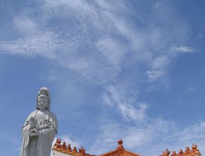 Menakjubkan! Vihara Avalokitesvara di Karo Memiliki Patung Tertinggi di Asia Tenggara