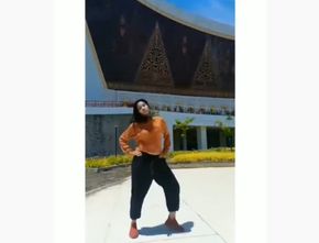 Aksi Joget TikTok di Depan Masjid Raya Sumbar Viral, Cewek Ini Minta Maaf Usai Dapat Kecaman Netizen
