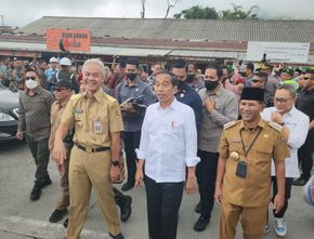 Momen Jokowi Semobil dengan Ganjar Kunjungi Pasar di Boyolali, Disambut Antusias Warga