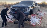YouTubers Ini Pasang Mesin Pemanen di Roda Ford F-350