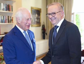 Raja Charles III Diteriaki “Lakukan Genosida” oleh Senator Australia saat Berkunjung ke Canberra