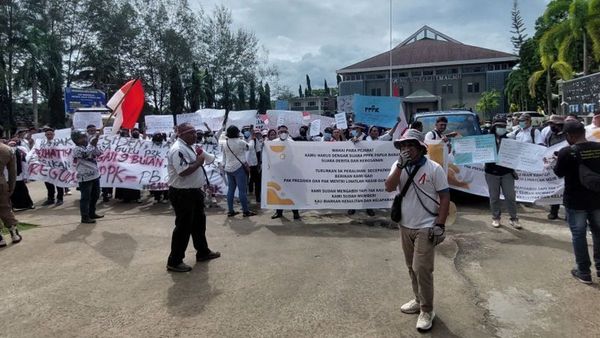 Tak Digaji Sejak Mei 2022, Ratusan Guru PPPK Serbu Kantor Gubernur Papua Barat Daya