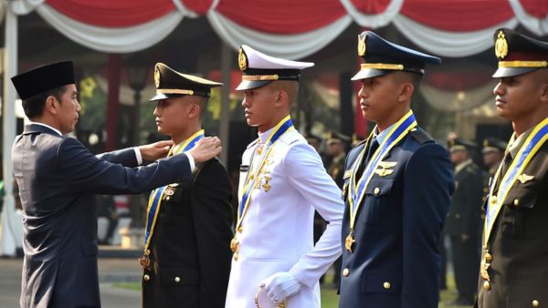 Lantik Perwira TNI-Polri di Istana, Jokowi: Lindungi Pancasila!