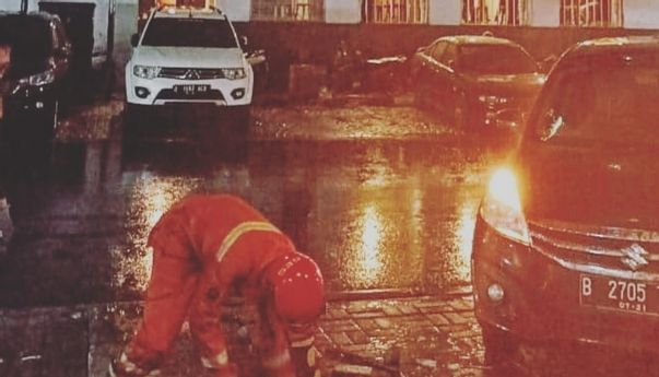 Kerennya Petugas Damkar, Bukan Cuma Jago Padamkan Api, Bisa Juga Evakuasi Kunci yang Kecemplung di Selokan