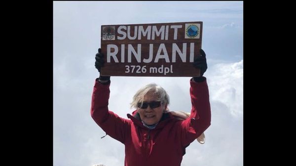 Keren! Di Usia 71 Tahun Nenek Asal Bekasi Berhasil Capai Puncak Rinjani