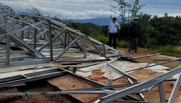 Terdampak Bencana Banjir, Warga di Sukajaya Belum Bersihkan Runtuhan Bangunan