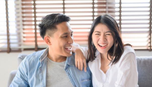 Apakah Lelaki Humoris Lebih Menarik dari Pria Romantis? Begini Menurut Penelitian