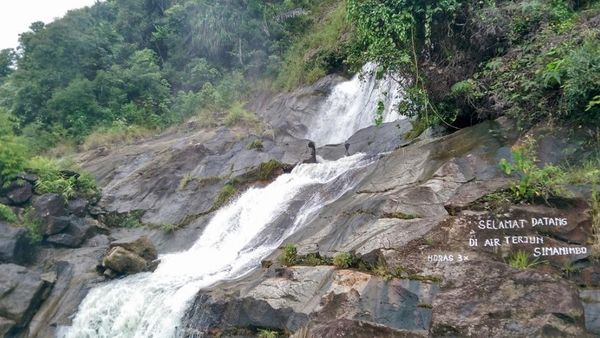 Cantiknya Pemandangan Air Terjun Simanimbo di Ambar Halim Toba Samosir