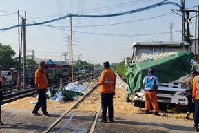 Truk Muat Kedelai Tertabrak KA Harina di Kaligawe Semarang, Sopir Tewas di Tempat