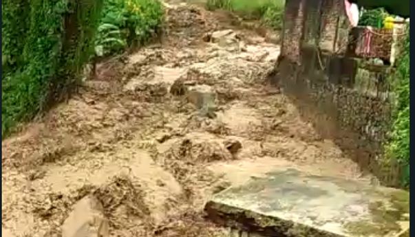 Kabar Duka Saat Idulfitri, Kota Parapat Diterjang Banjir Bandang Jalanan Dipenuhi Lumpur