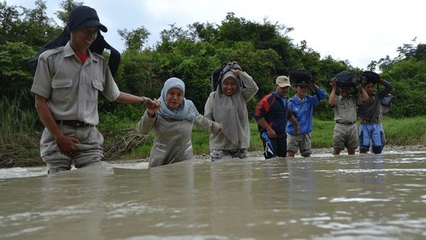 Berita Jateng: Ban Bocor hingga Didera Hujan, Suka Duka Guru yang Rela Datangi Murid karena Terkendala Akses Internet