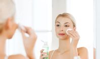 Mana yang Lebih Baik saat Mengaplikasikan Toner, Pakai Tangan atau Kapas?