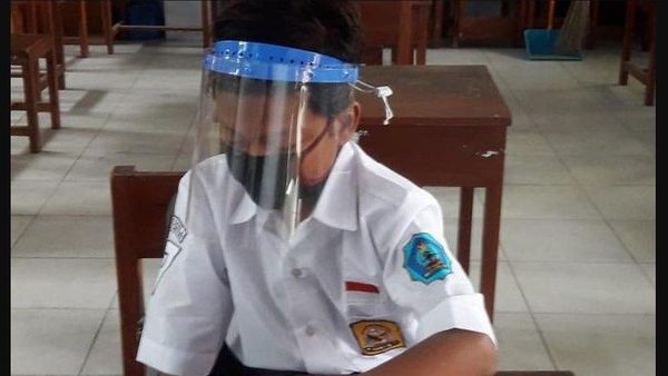 Berita Jateng: Tak Memiliki Smartphone, Siswa SMPN 1 Rembang Ini Tetap Berangkat ke Sekolah