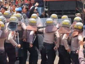 Aksi Demo Mahasiswa di Depan Balai Kota DKI Jakarta Berujung Ricuh, 7 Polisi Terluka dan 93 Orang Ditangkap