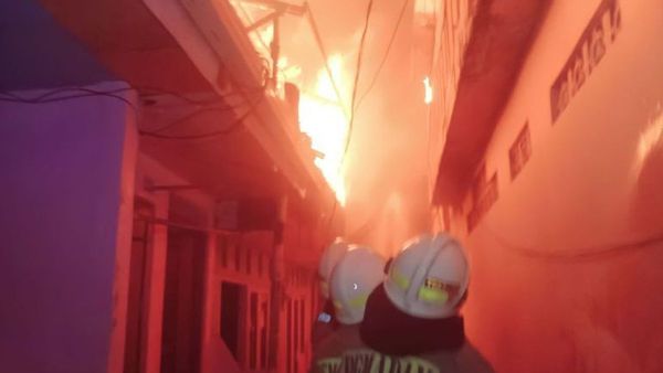 20 Rumah di Rawamangun Hangus Terbakar, Api Dipicu Obat Nyamuk Bakar