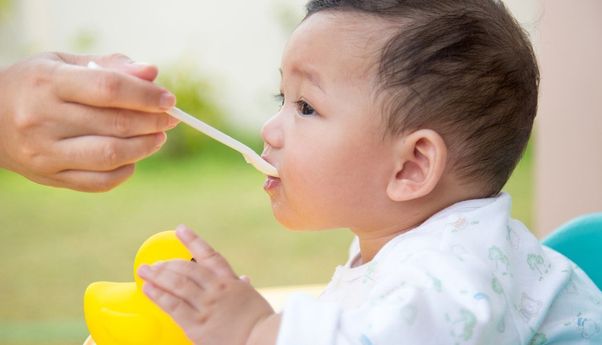 Benarkah Terlalu Banyak Makan Sayur dan Buah Bisa Sebabkan Bayi Sembelit?