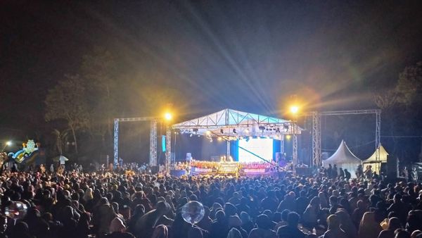 Ribuan warga antusias nonton wayang golek yang diselenggarakan Sajajar di Garut