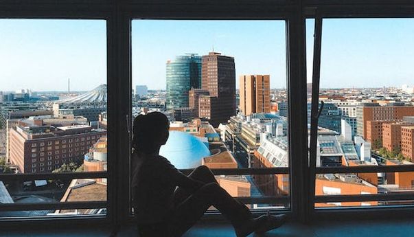 Berbahaya Jika Dibiarkan Berlarut, Lakukan 5 Hal Ini untuk Mengatasi Rasa Kesepian