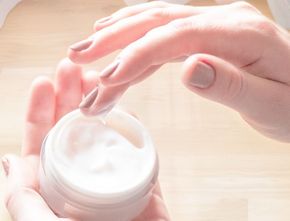 Tips Mudah Memakai Skin Care untuk Kulit Berjerawat
