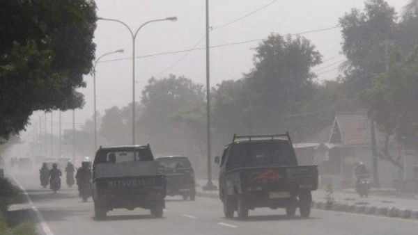 Berita Hari ini: Jalan Yogya-Solo Diguyur Hujan Abu Merapi