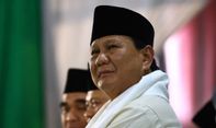 Viral! Prabowo Berikan Jam Tangan Hingga Baju yang Dipakainya ke Warga di Acara Cak Nun