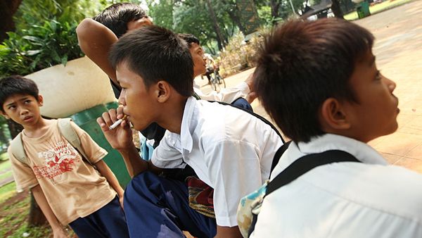 Berita Kriminal: Seorang Guru Dihajar Habis oleh Wali Murid Lantaran Hukum Anaknya Untuk Merokok Tai Ayam