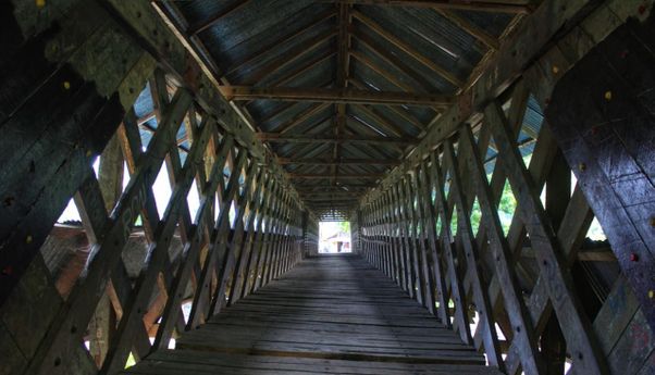 Kisah Pembangunan Jembatan Kayu yang Dibangun Belanda dengan Tumbal Gadis Perawan di Sulawesi Tengah