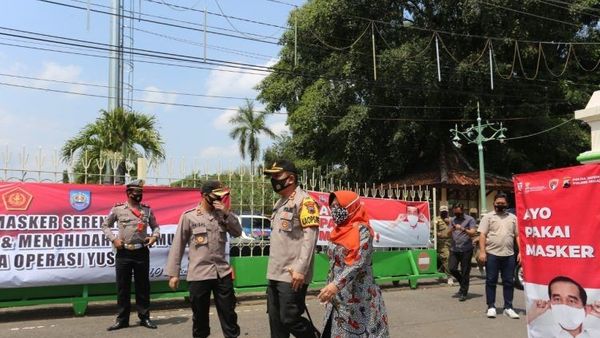 Berita Jateng: Krisis Corona Belum Berakhir, Umi Azizah Bagikan Masker di Alun-Alun Tegal