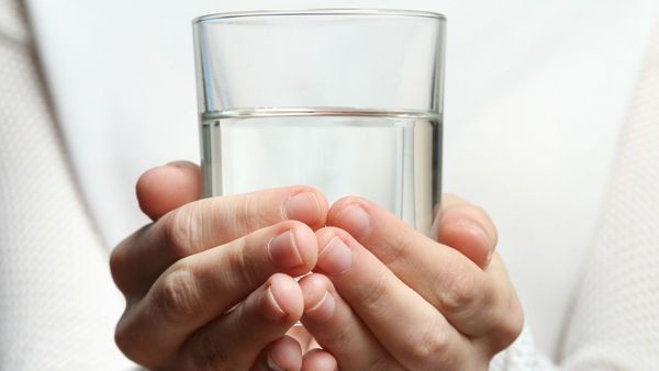 Cegah Penuaan Dini, Ini Manfaat Lain Dari Minum Air Hangat Pagi Hari