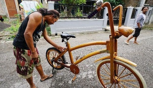 Berita Jateng: Pria Sukoharjo Ini Ciptakan Sepeda dari Kayu Bekas