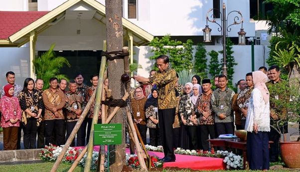 Jelang Purnatugas, Jokowi dan Iriana Tanam Pulai dan Flamboyan di Halaman Istana Jakarta