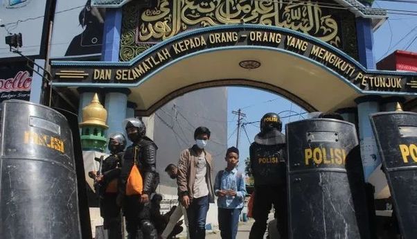 Setelah Dikepung Polisi Selama 15 Jam, Mas Bechi Anak Kiai Jombang Akhirnya Menyerahkan Diri