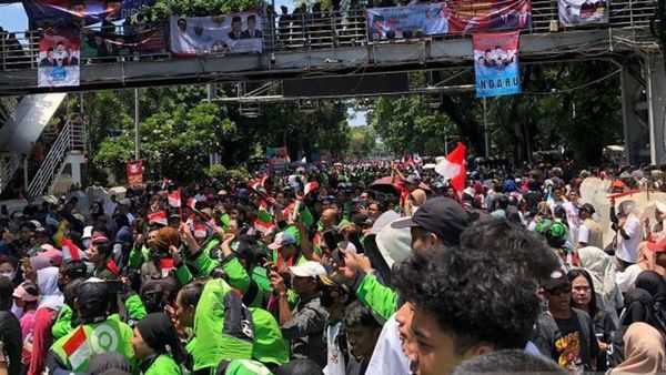 DLH DKI Kumpulkan 43,17 Ton Sampah usai Pesta Rakyat Pelantikan Prabowo-Gibran