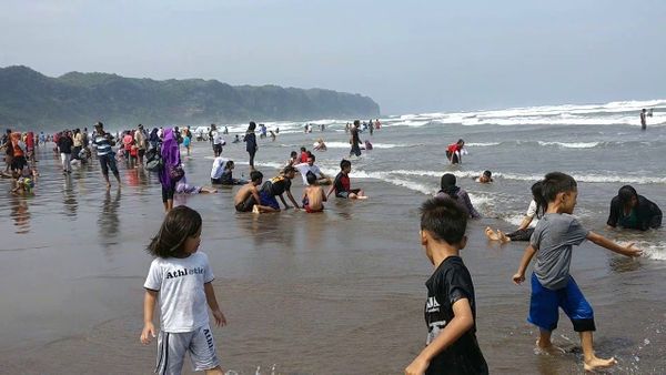 Berita Jogja: New Normal, Lebih 15.000 Wisatawan Padati Pantai Parangtritis