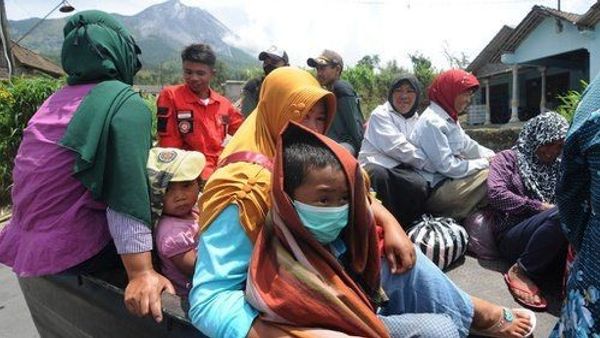 Aktivitas Gunung Merapi Masih Berbahaya, Ratusan Pengungsi yang Bosan Nekat Pulang ke Rumah