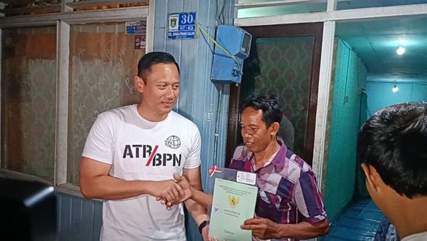 Menteri ATR/BPN AHY Serahkan 30 Sertifikat Tanah Langsung ke Warga Samarinda
