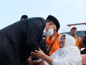 Tangis Ibunda Anies Baswedan Tak Terbendung Ketika Salat Id di Jakarta International Stadium