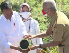 Ganjar Pranowo Kena Sindir karena Bawa Air dan Tanah Keramat, Netizen: “Kenapa Bukan Tanah dari Wadas Pak?”