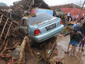 Mengerikan! Banjir Bandang Sukabumi Renggut Dua Nyawa dan Rendam Pabrik Aqua