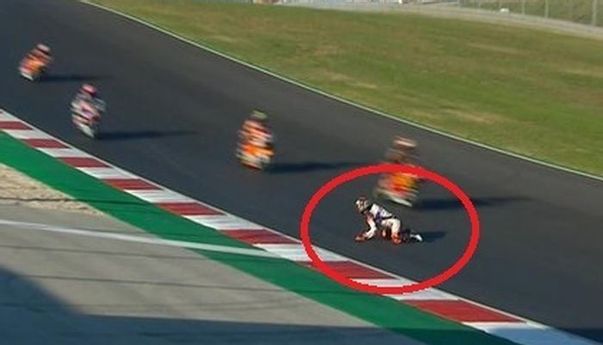 Pembalap Ini Hampir Dihantam 6 Motor Sebelum Menjadi Rookie of the Year di Moto2 2020