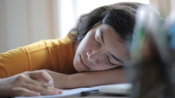 Tidur Saat Lelah Jadi Salah Satu Penyebab Insomnia