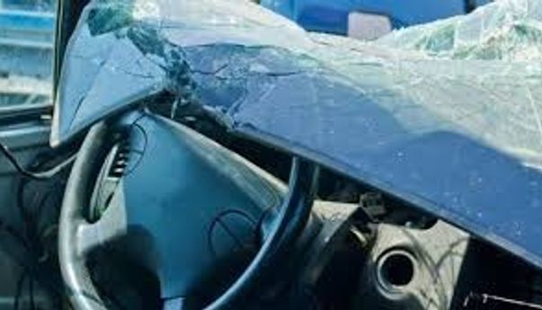 Berita Jateng: Akibat Pecah Ban, Mobil Elf yang Ditumpangi 17 Pendaki Gunung Lawu Tabrak Tebing